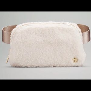 New Lululemon everywhere belt bag *fleece